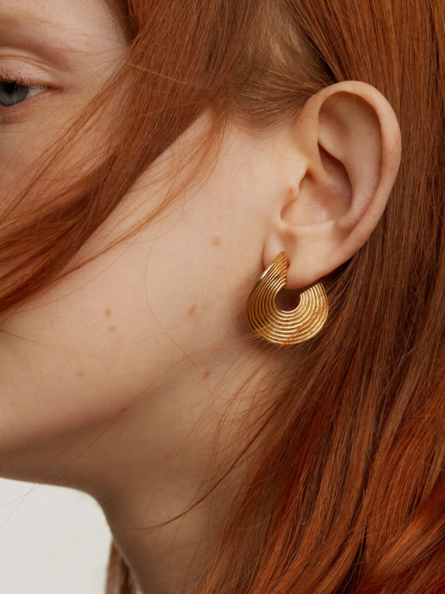 Medium-size, embossed, hammered hoop earrings in 18kt yellow gold-plated sterling silver, J05217-02, hi-res