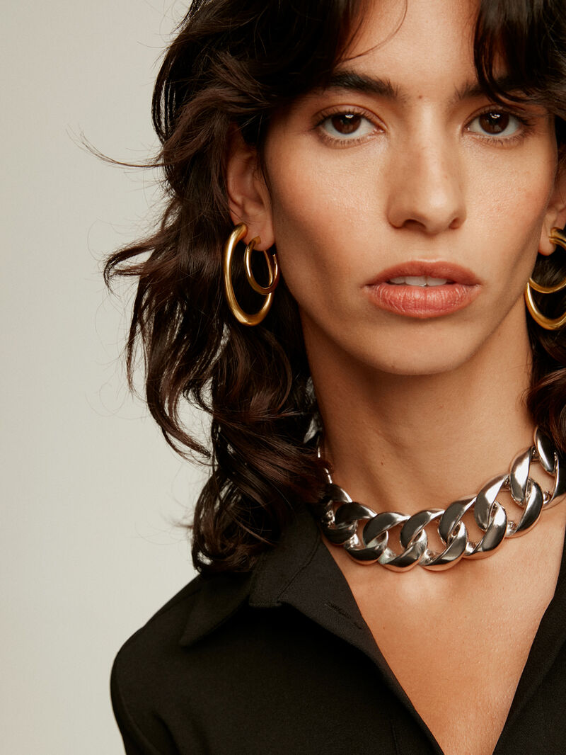 Large hoop earrings made of 925 silver, coated in 18K yellow gold, with an oval shape. image number 5