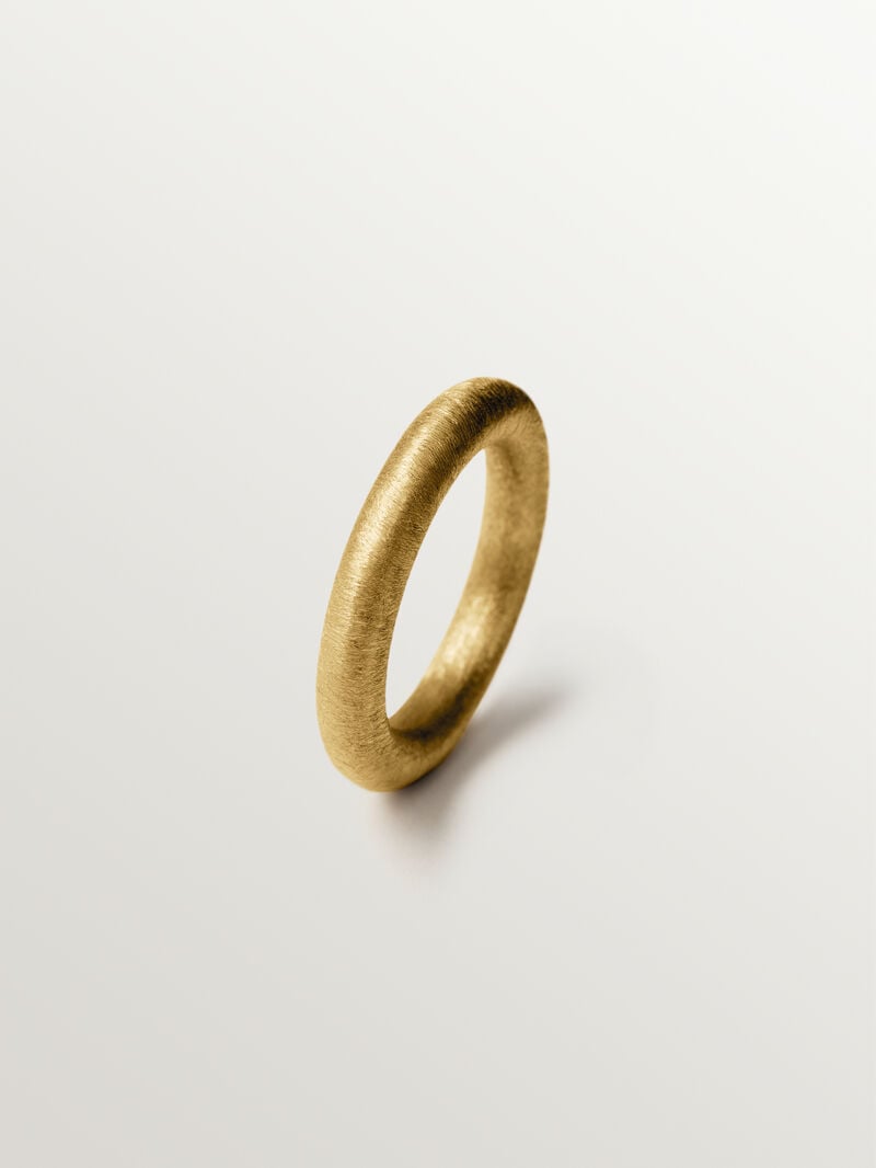 Anillo grande con textura de plata 925 bañada en oro de 18K image number 0