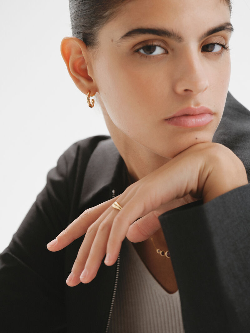 Medium hoop earrings made of 925 silver covered in 18k gold with fluted texture. image number 5