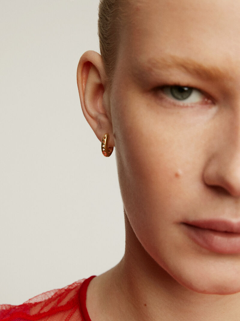Thick hoop earrings made of 925 silver, coated in 18K yellow gold, with stars. image number 2