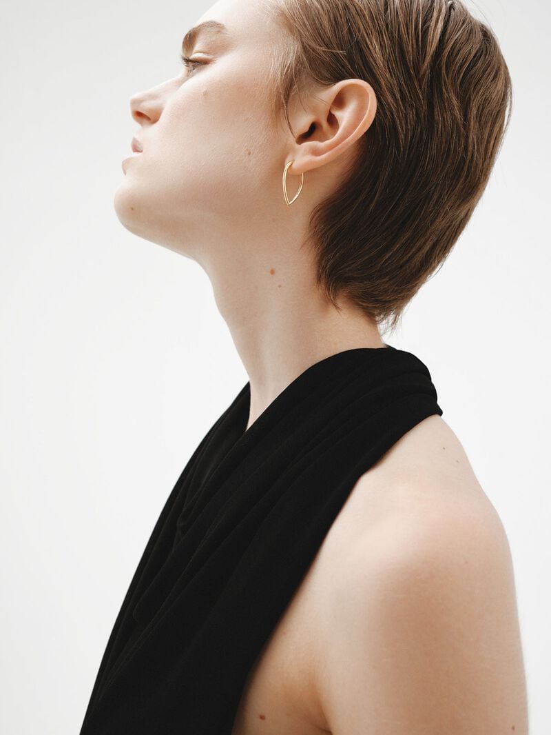 Large hoop earrings made of 925 silver, bathed in 18K yellow gold, with a drop shape. image number 2
