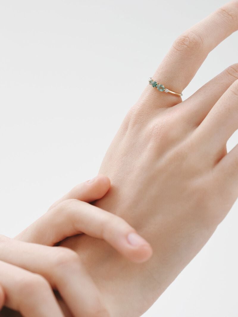 9K yellow gold ring with emeralds and diamonds image number 1