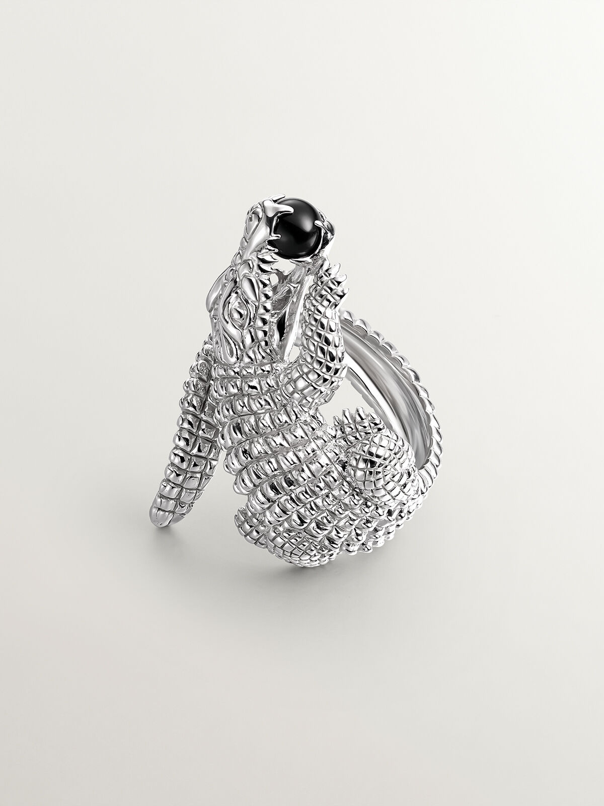 925 silver ring shaped like crocodile and black ónix | Aristocrazy