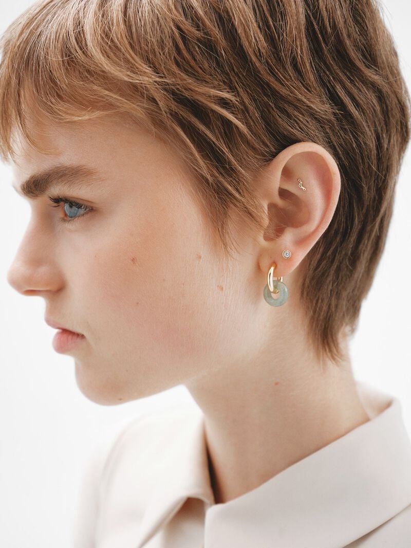 Individual piercing in 18K yellow gold with central brilliant-cut white diamond. image number 5