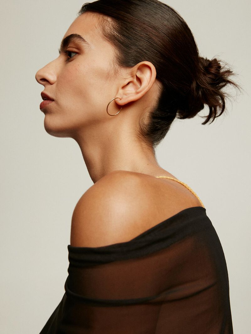 Medium hoop earrings made of 925 silver, coated in 18K yellow gold. image number 3