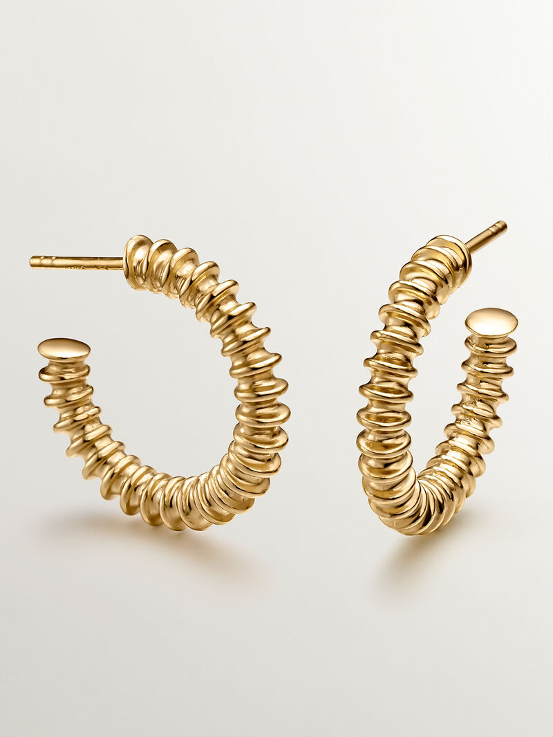 Medium hoop earrings made of 925 silver, coated in 18K yellow gold with a textured finish. image number 2