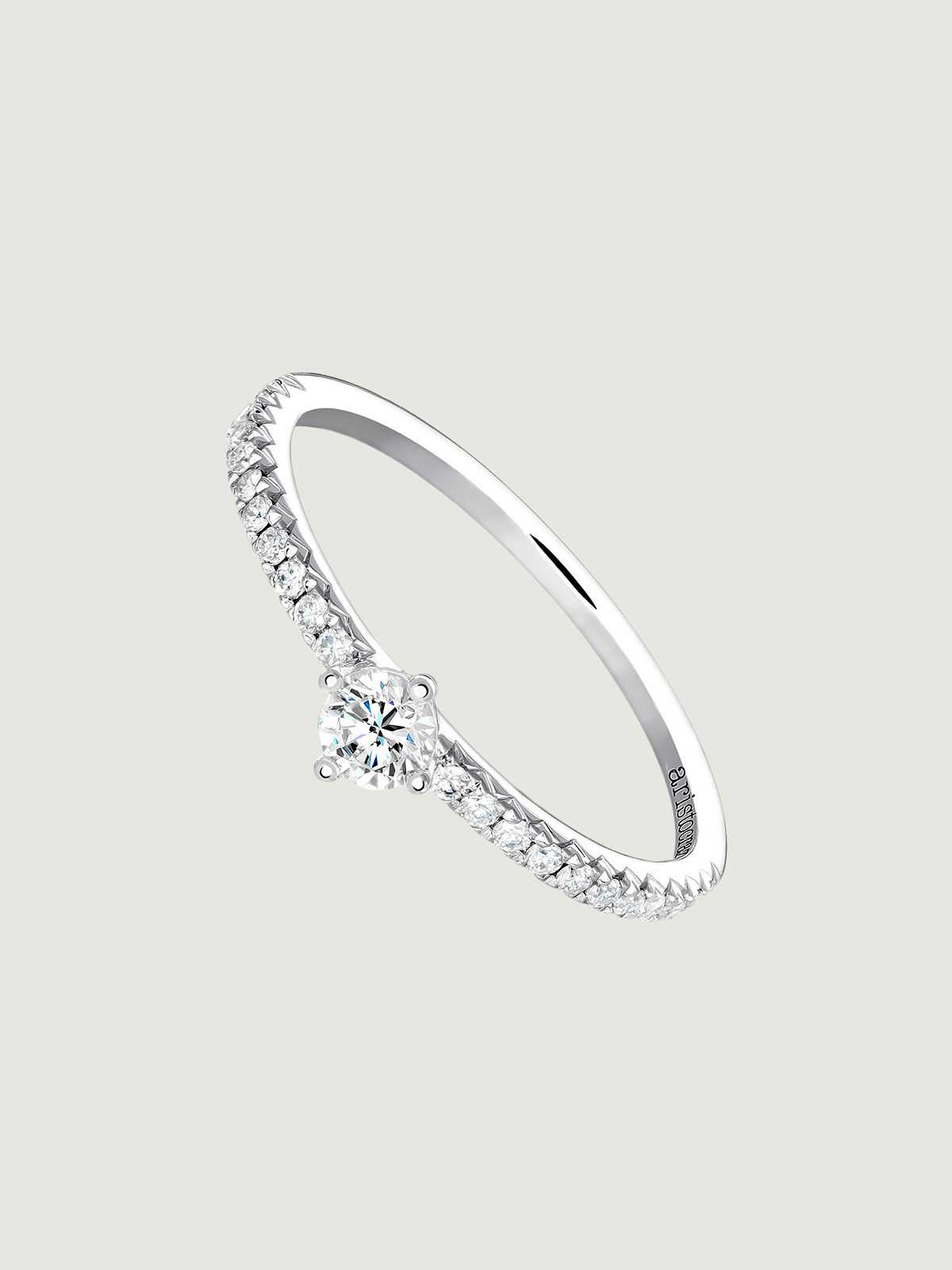 Anillo solitario de oro blanco de 18K con diamantes 0 32 cts
