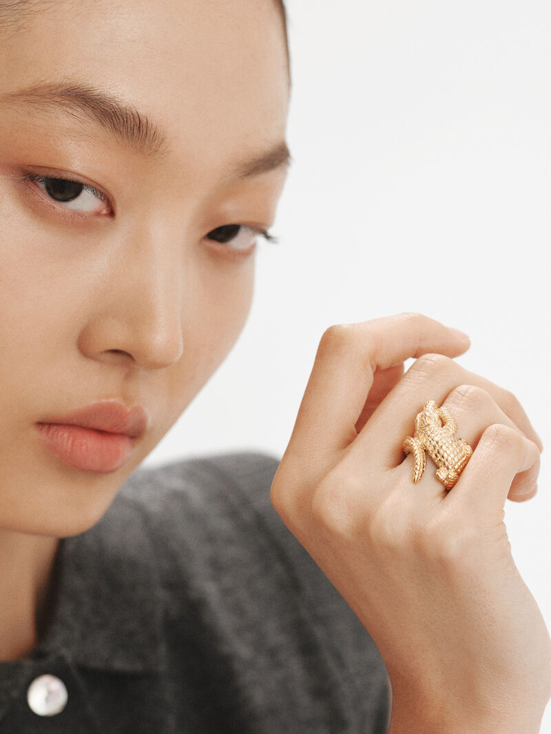 925 Silver wide ring, dipped in 18K yellow gold, in the shape of a crocodile. image number 3