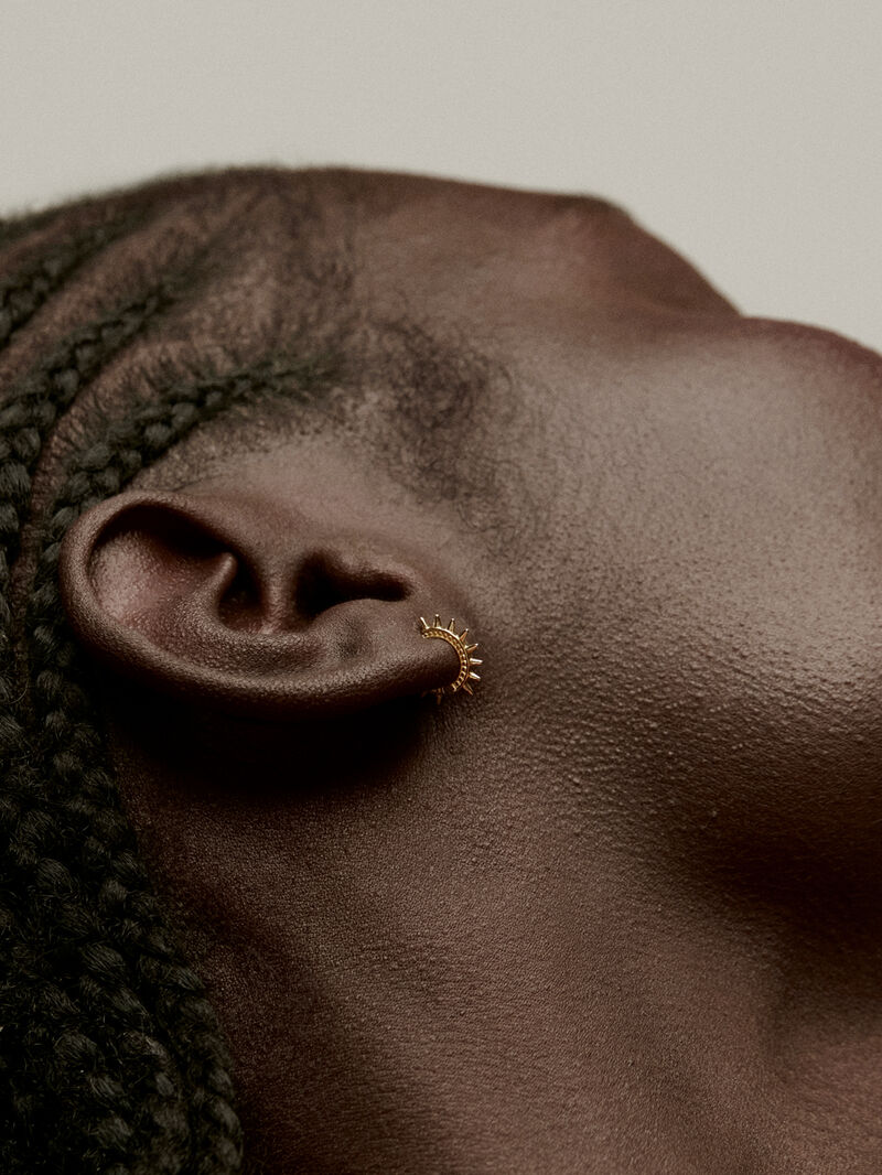 Single 9K yellow gold hoop earring with spikes and spheres image number 3