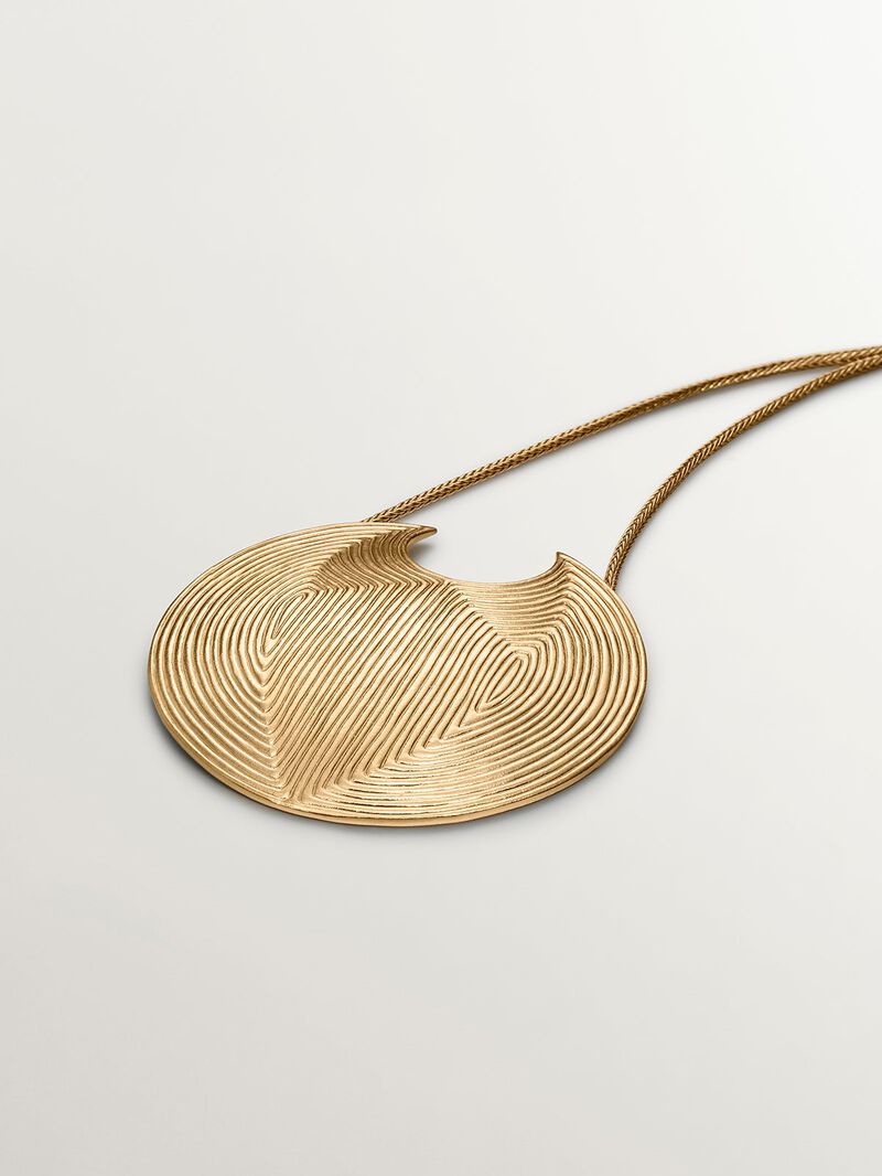 Large circular pendant made of 925 silver, bathed in 18K yellow gold with relief. image number 1