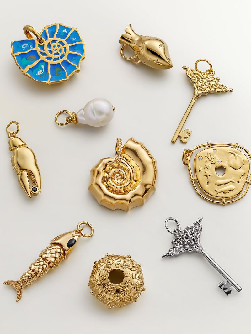 925 Silver charm, gold-plated in 18K yellow gold, with an irregular medallion shape and white topaz stones. image number 6