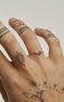 Anillo de oro blanco de 9kt con zafiro azul central y diamantes, J04067-01-BS