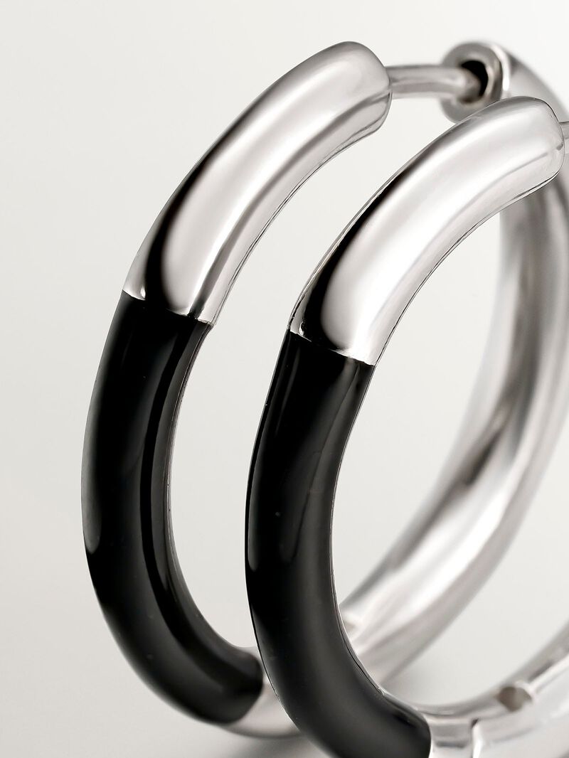 Medium hoop earrings in 925 silver with black enamel. image number 4