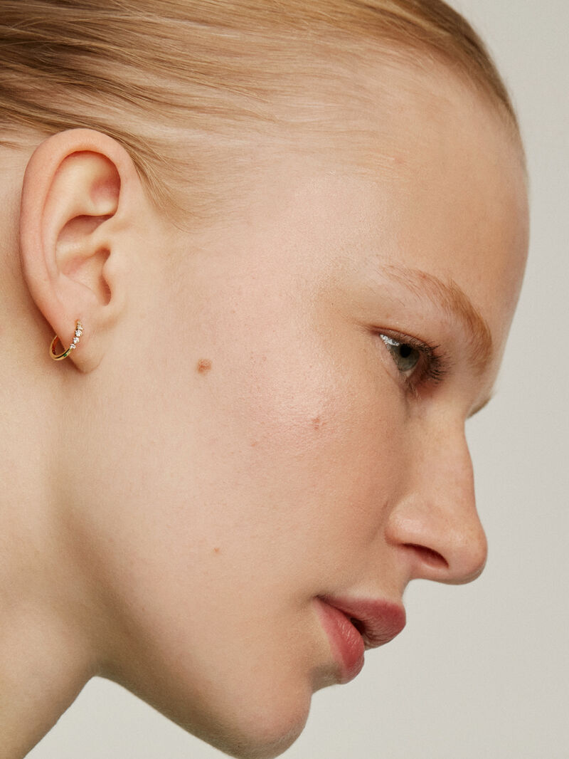 Individual 18K yellow gold earring with diamonds. image number 2