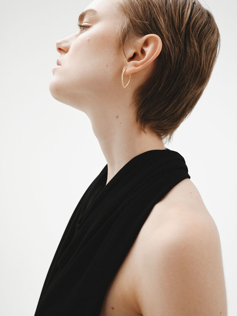 Large hoop earrings made of 925 silver, bathed in 18K yellow gold, with a drop shape. image number 2