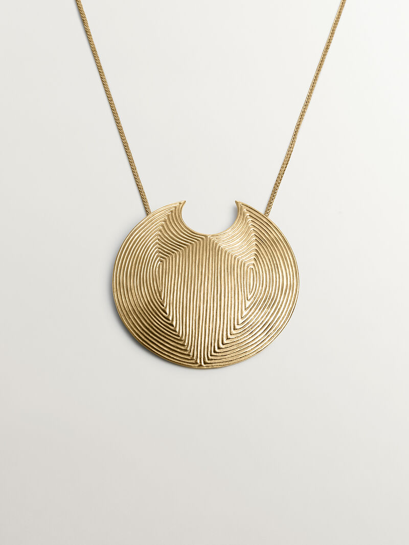 Large circular pendant made of 925 silver, bathed in 18K yellow gold with relief. image number 0