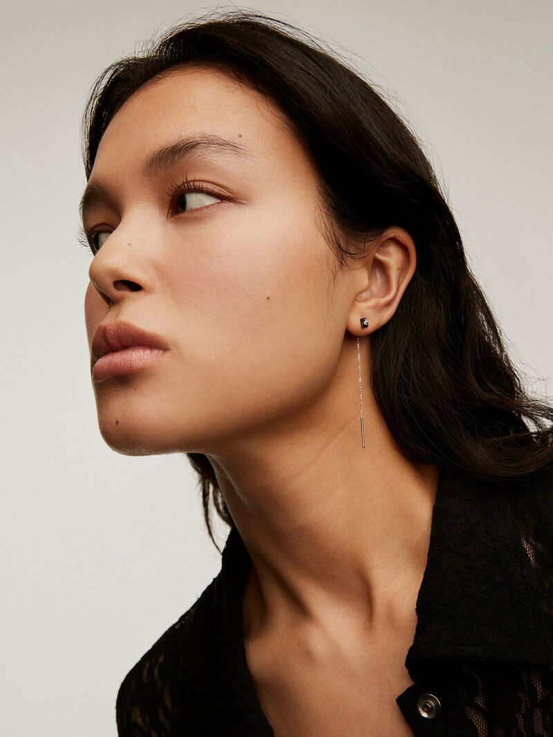 Individual earring of 18K white gold chain with diamonds and black enamel. image number 3
