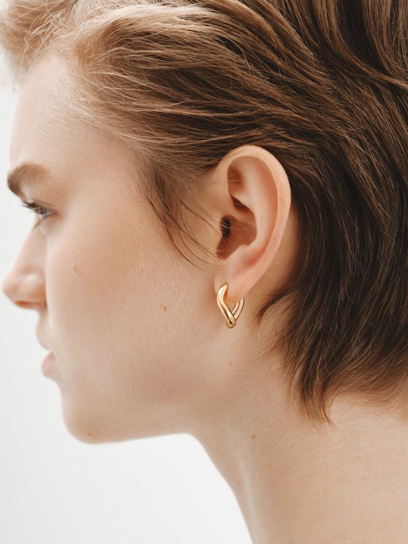 Medium thick 925 silver hoop earrings bathed in 18K yellow gold with a wavy shape. image number 1