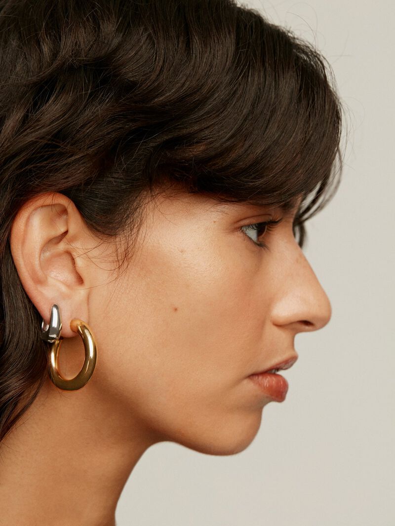 Medium-sized thick 925 silver hoop earrings with an oval shape. image number 3