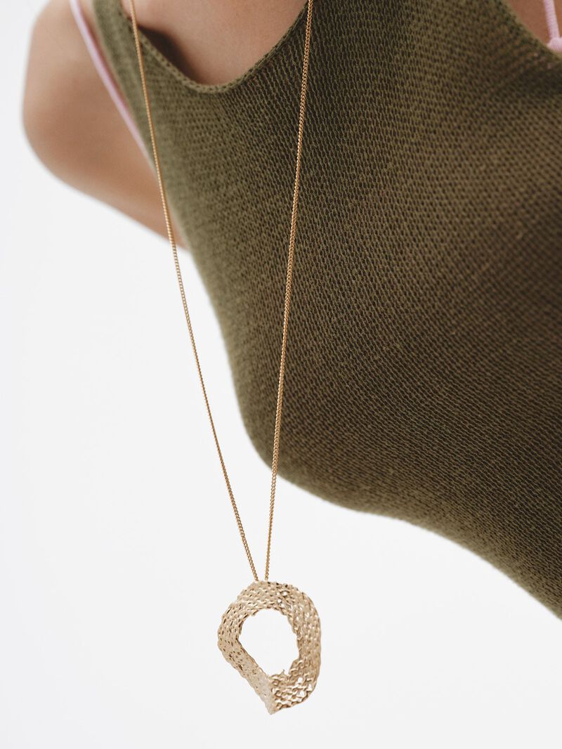 925 Silver pendant bathed in 18K yellow gold with wicker texture. image number 2