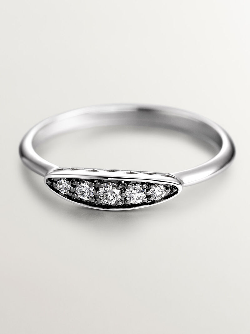 18K white gold ring with aged effect and brilliant cut diamond image number 6