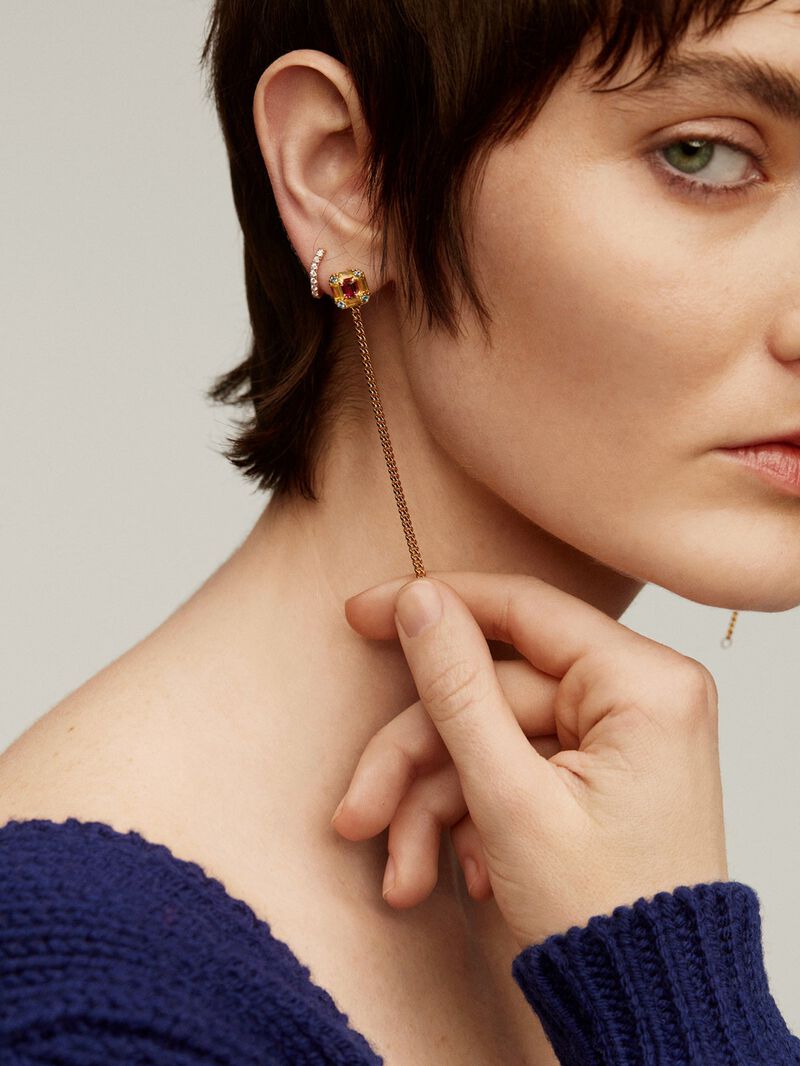 Single earring golden rose hoop made of 18K with diamonds and a wavy shape. image number 5