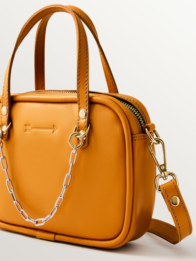 Bolso Sally's Mustard con chain de plata 925 y cierres bañados en oro de 18K   image number 1