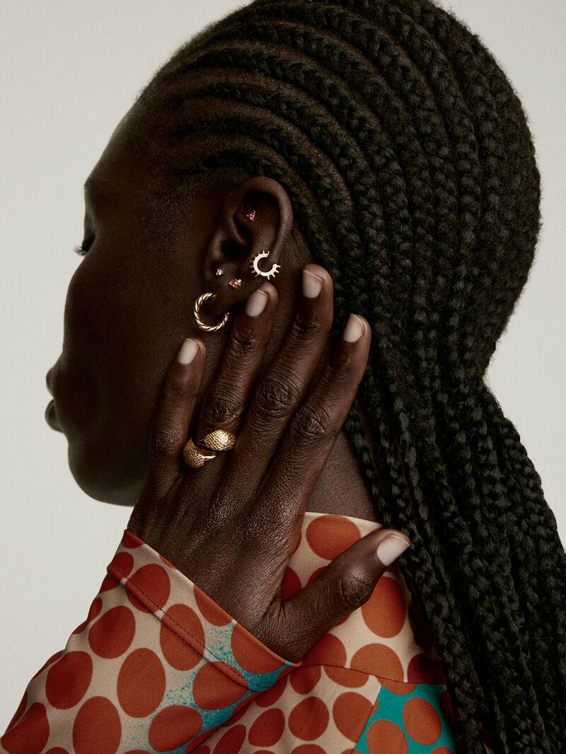 Single 9K yellow gold hoop earring with spikes and spheres image number 4