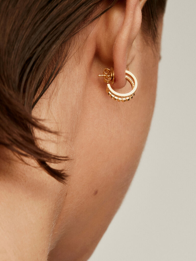 Double hoop earrings made of 925 silver plated in 18K yellow gold with embossing and white topaz. image number 2