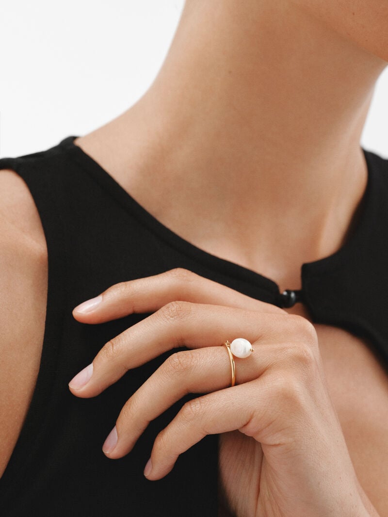 925 silver ring with 18K gold plating and hanging pearl image number 3