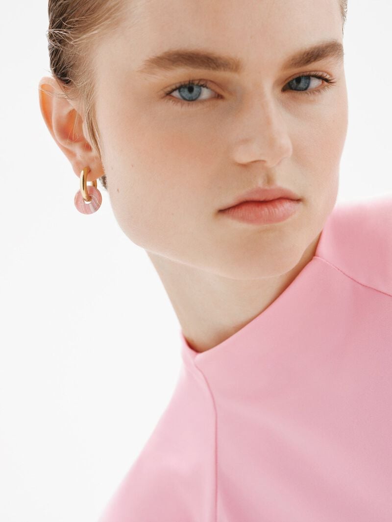 Medium hoop earrings made of 925 silver bathed in 18K yellow gold with pink rhodochrosite. image number 3