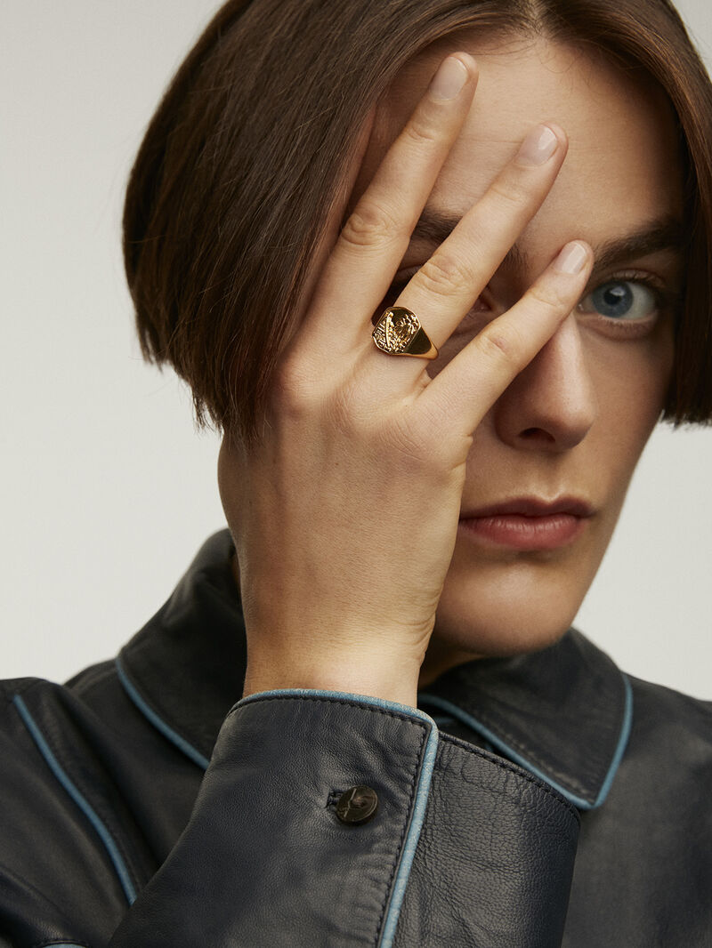 Wide band ring type, made of 925 silver coated in 18K yellow gold with a landscape feature. image number 1