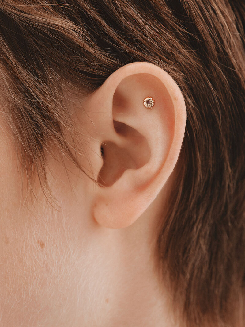 Individual piercing in 18K yellow gold with central brilliant-cut pink rhodolite. image number 1