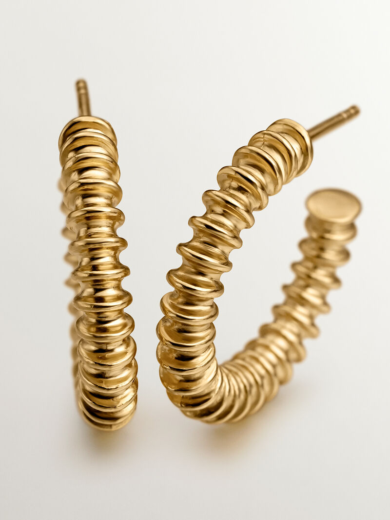 Medium hoop earrings made of 925 silver, coated in 18K yellow gold with a textured finish. image number 4