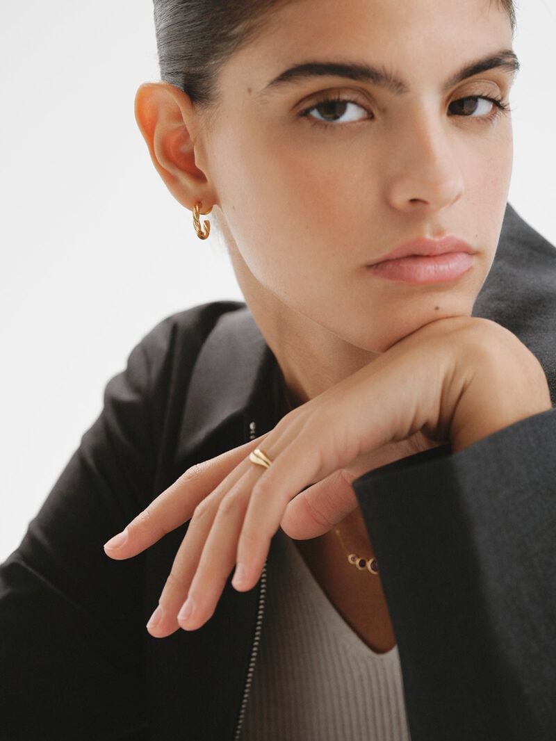 Medium hoop earrings made of 925 silver covered in 18k gold with fluted texture. image number 5