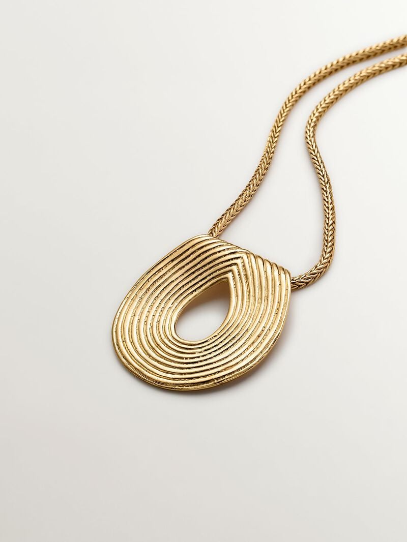 Oval pendant made of 925 silver bathed in 18K yellow gold with relief. image number 2