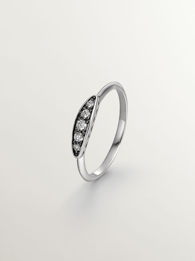 18K white gold ring with aged effect and brilliant cut diamond image number 0