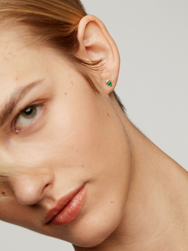 18K yellow gold piercing with opals, emerald and diamond. image number 1