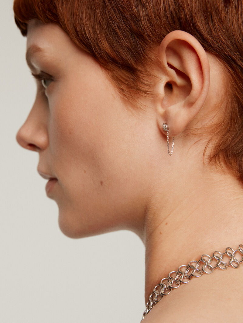 Individual 18K white gold earring with chain and diamonds. image number 3