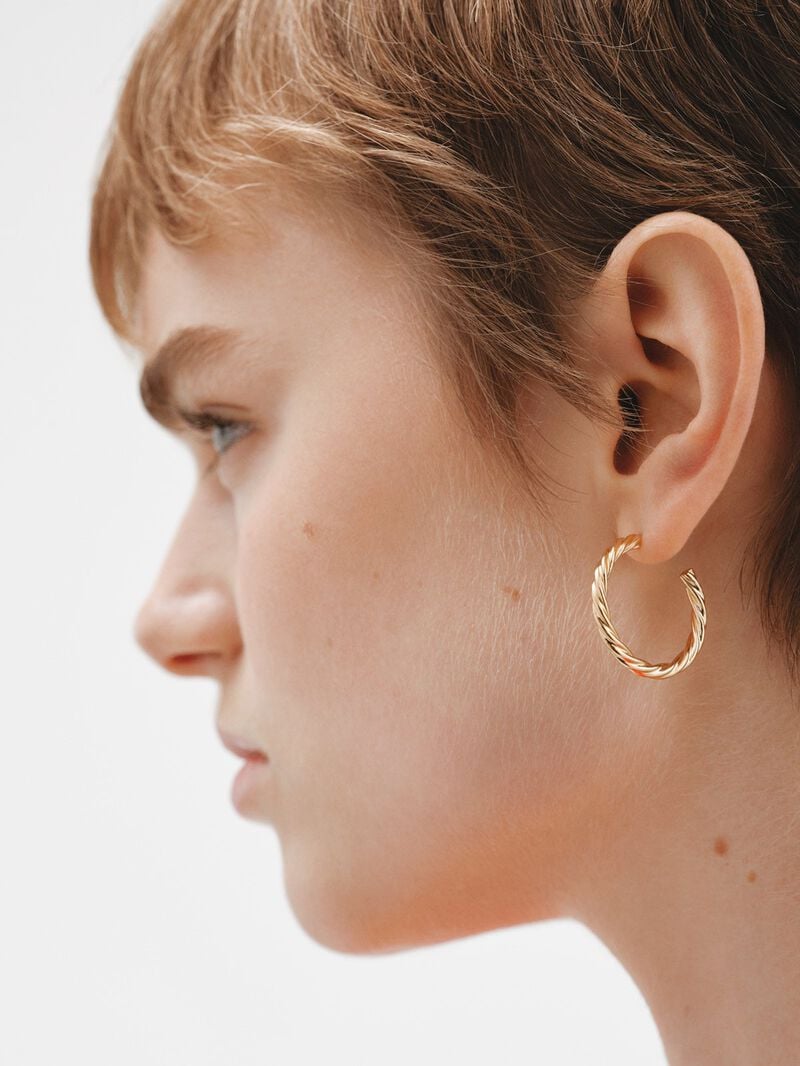 Large hoop earrings made of 925 silver coated in 18K yellow gold with fluted texture. image number 3