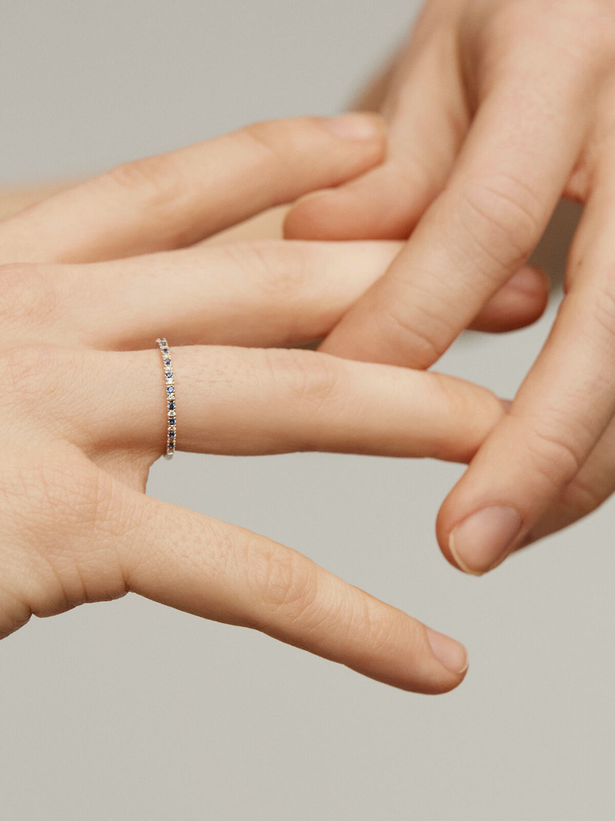 Anillo de oro blanco de 9K con zafiros y diamantes Aristocrazy