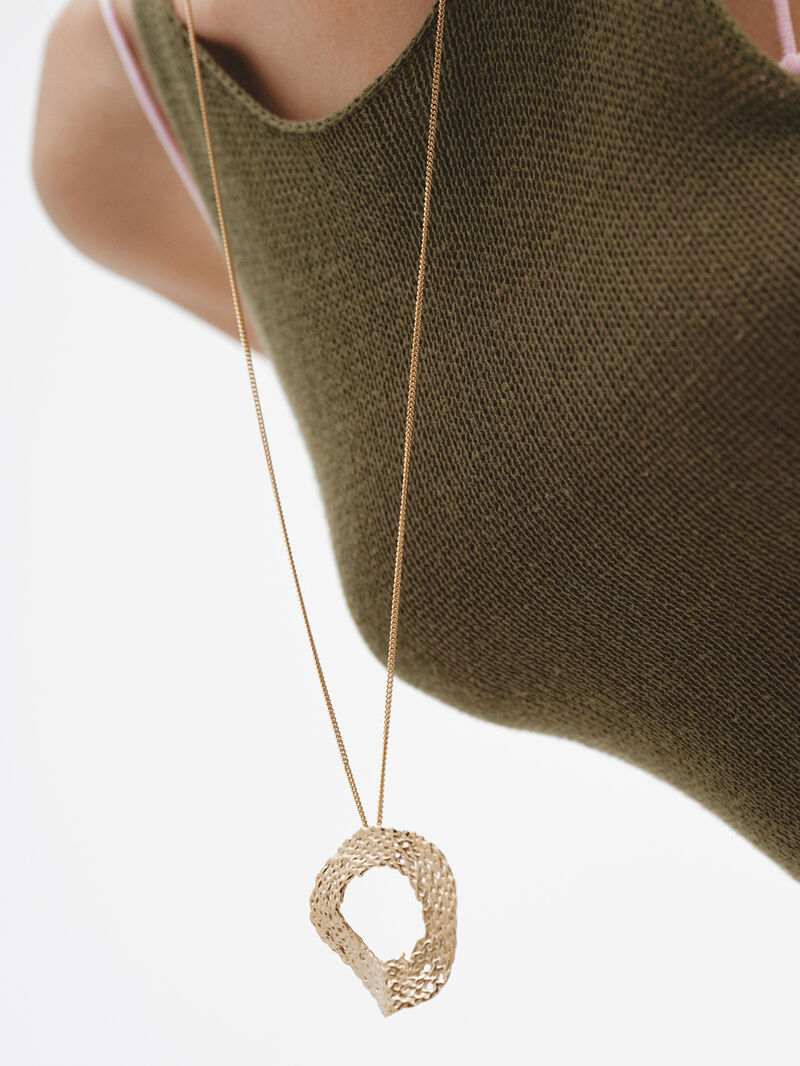 925 Silver pendant bathed in 18K yellow gold with wicker texture. image number 2