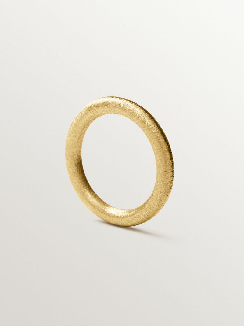 Anillo pequeño con textura de plata 925 bañada en oro de 18K image number 4