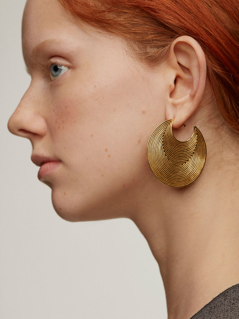 Large hoop earrings made of 925 silver, covered in 18K yellow gold with embossed detail. image number 1