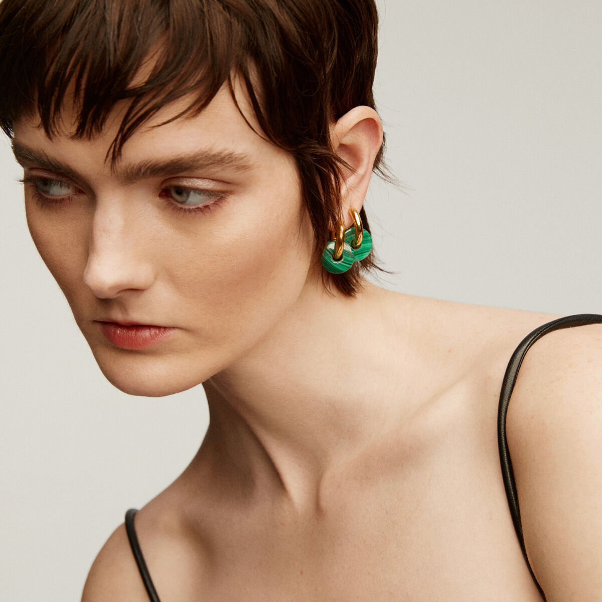 Medium hoop earrings in 18k yellow gold-plated silver with a green malachite stone, J04751-02-MA, hi-res