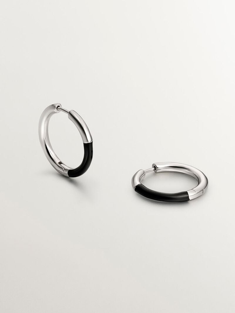 Medium hoop earrings in 925 silver with black enamel. image number 2