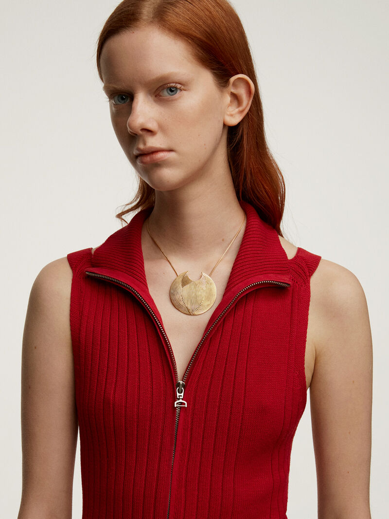 Large circular pendant made of 925 silver, bathed in 18K yellow gold with relief. image number 4