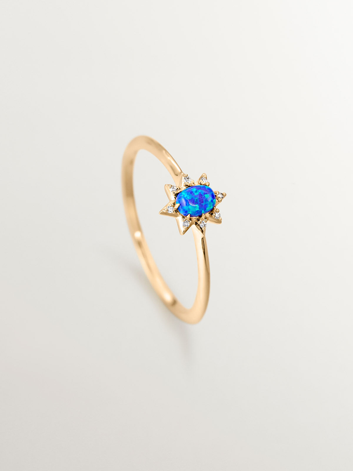 Anillo de oro amarillo de 18K con opalo azul lab grown y diamantes blancos Aristocrazy