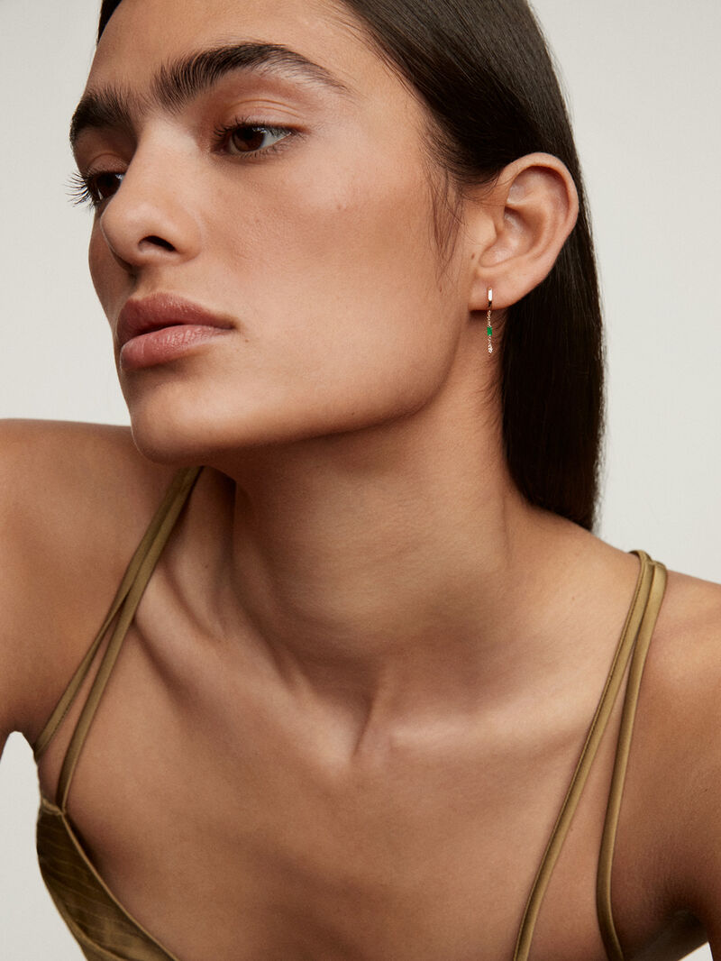 Single 9K yellow gold hoop earring with chain, emerald and diamond. image number 3
